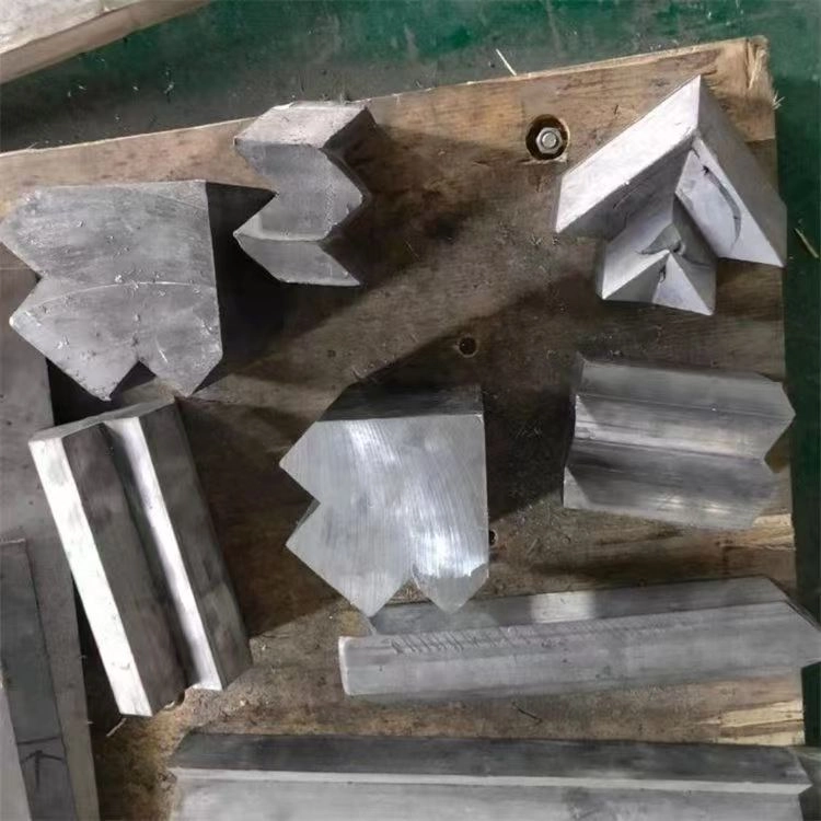 Ladrillos de plomo entrelazados